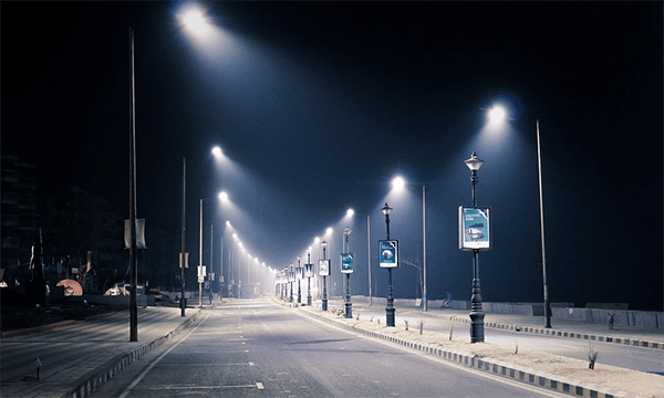 ночная улица с фонарями по обе стороны