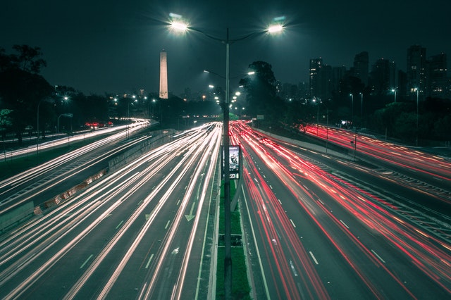 освещение ночной автострады